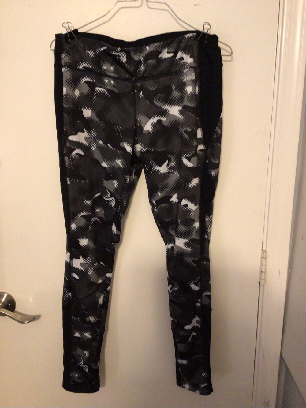 Avia Women's Medium (8-10) Black, White & Gray Camo Performance Leggings